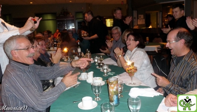 201011-M2195R.jpg - Les voeux de fêtes d'Armand ont été planifiés, mais Maurice se fait prendre à son propre jeu