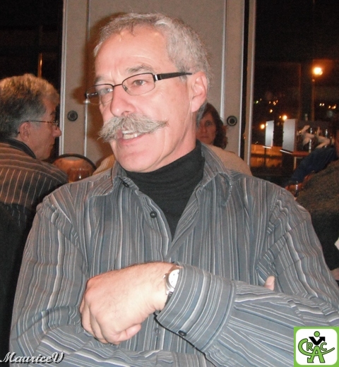 201011-M2193.jpg - Richard  nous entretient sur le bouc vu ce matin dont son panache avait  ...