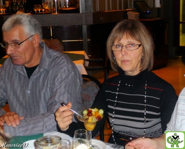 201011-M2193R.jpg - Lucie reste sceptique des propos de Richard tandis que Gérald pense aux dindes sauvages reposant sur son lac