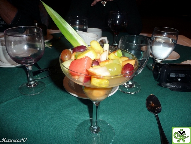 201011-M2197R.jpg - La plupart ont savouré cette bonne salade de fruits