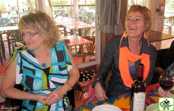 Richard_785.jpg - Claudette et Suzanne écoutent attentivement le mot que Richard nous adresse