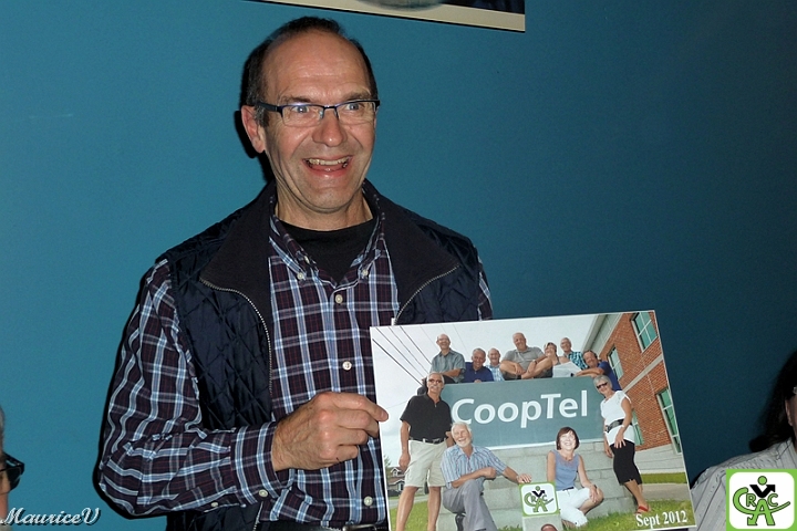 201301-Maurice-155a.jpg - Maurice recevant un cadre souvenir