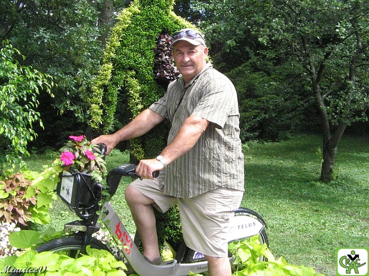 Guy-Vélo-702.jpg - Guy en Bixi aux Mosaïcultures Internationales de Montréal;  un moment de repos dans la nature !