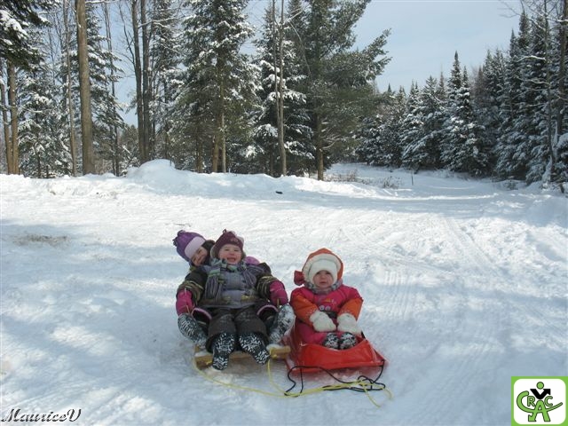 Julien-3Petites.jpg - Les  trois  petites  filles de Julien, (Adèle, Justine  et  Clémence)   dans  un  décor  enchanteur  où  il  fait  bon  vivre  au  camp  des  Fontaines 