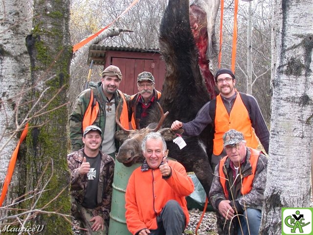 Julien-Chasse.jpg - Les 3 pères (Julien, Richard et Jacques) et leur fils (Mathieu, Hugo et Dominic) sont très fiers de leur prise