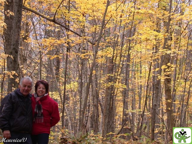 Julien-Guylaine.jpg - Julien dans la nature d'automne en amoureux avec Guylaine