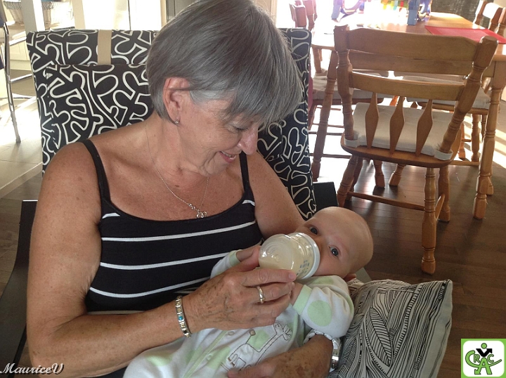 Luce-Arnaud-569.jpg - Arnaud le fils de Annie arrivé le 26 juin et grand-maman en prend déjà bien soin.  (1 de 3)