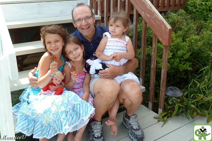 Maurice_Ariane-Sara-Alice.jpg - Les fans de grand-papa sont Ariane, Sara et Alice