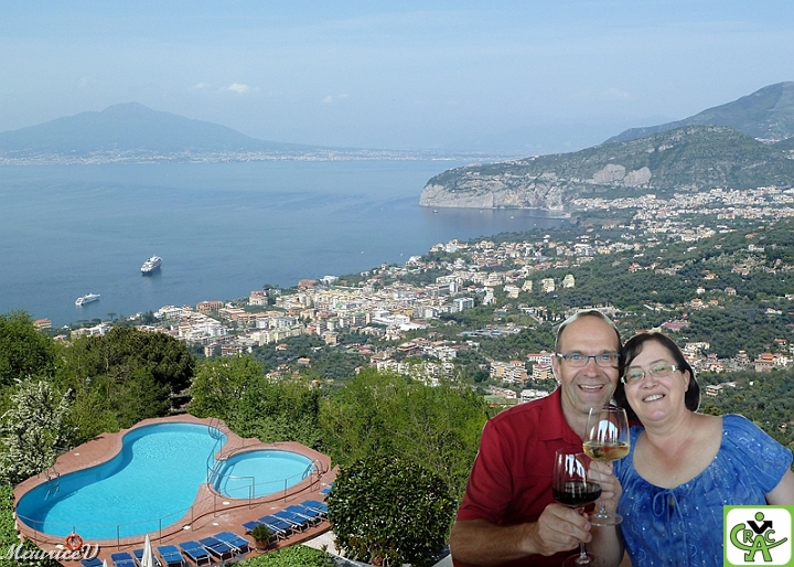 Maurice_Gisele-Italie.jpg - Italie : Vue de notre hôtel, ville de Sorrento en bas et le  volcan Vésuve au fond  (+ Naples, Capri, Pompéi, Amalfi ...)