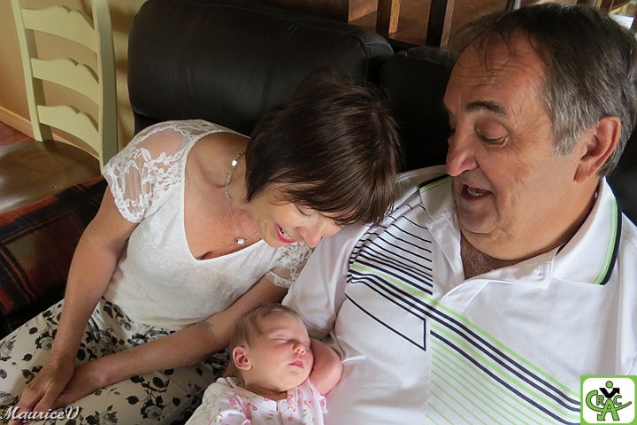 Nicole-René-Émilie-10.jpg - Attention René, ne sers pas trop fort ce bijou