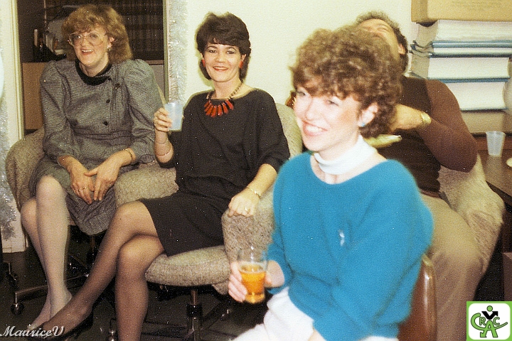 198212-Lorraine-Suzanne-Nicole.jpg - Dis-moi qui a le plus beau sourire...,  lors d'une réunion d'employés dans la salle à manger