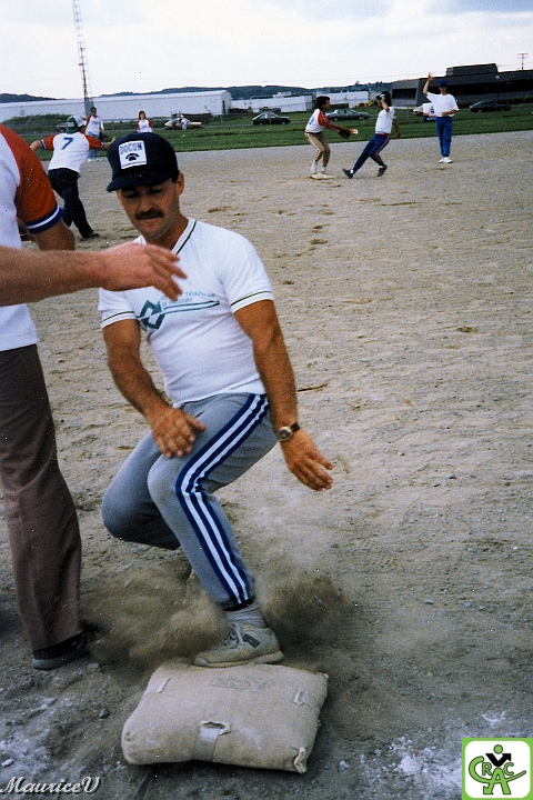 198308-Guy-Tournoi.jpg - Guy, notre frappeur de longue balle est sauf au marbre mais pas celui du troisième