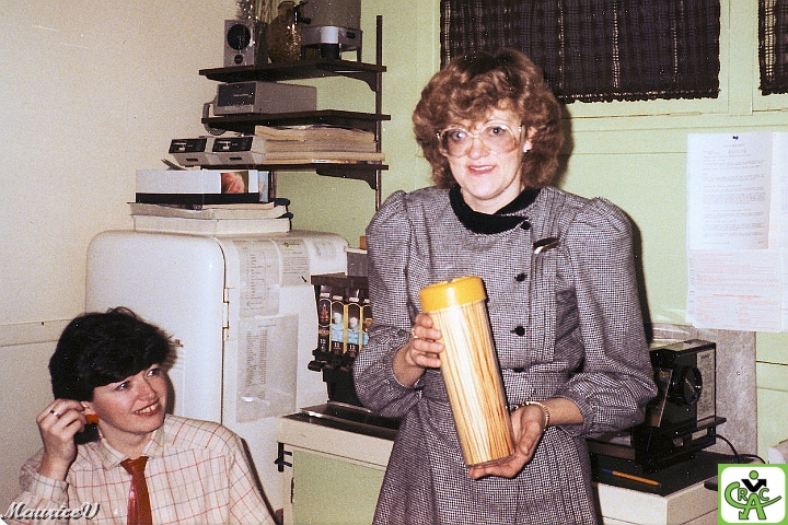 198412-Lorraine-Luce.jpg - Tantôt le bureau d'affaires de Luce et de Nicole, tantôt la salle de conférence et tantôt la cafétéria où Lorraine nous prépare un bon spag