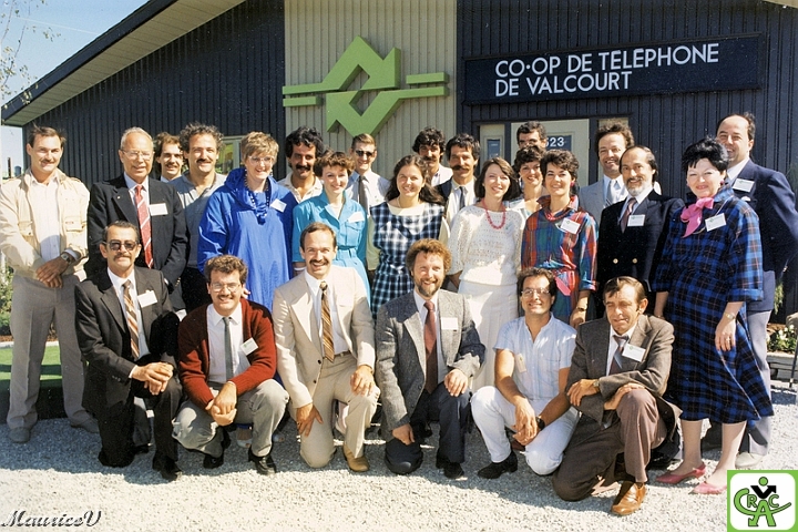 198509-Bureau-Inauguration.jpg - En 1985, l'inauguration du nouveau bureau d'affaires et l'arrivée du beau Maurice dans la gang de la Coop