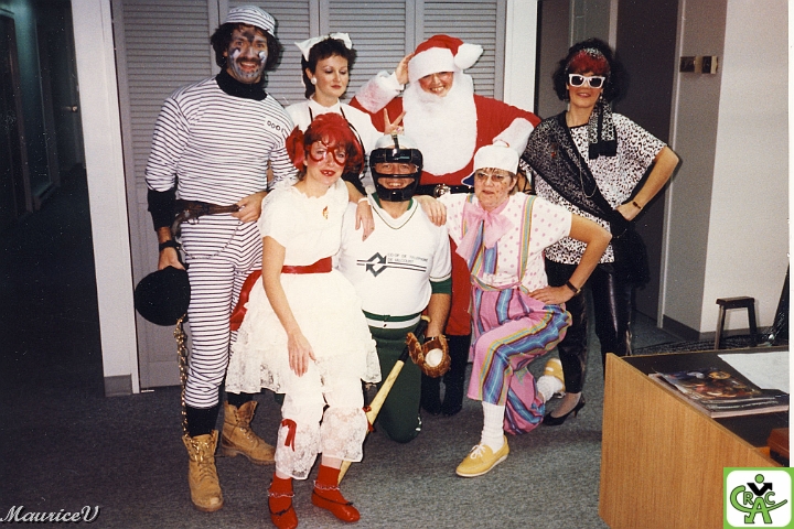 198610-Halloween.jpg - En octobre 1986, une journée de travail costumée pour le plaisir de nos clients