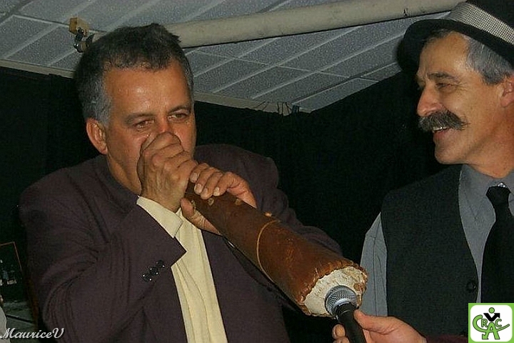 19xx12_Callers-Orignaux.jpg - Depuis cet apprentissage, Julien tue son orignal à chaque saison.  Sûrement une histoire de pêche...