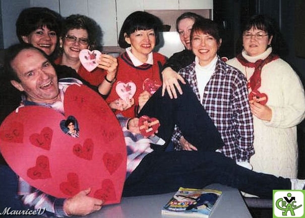 St-Valentin-9802-a.jpg - Un homme très bien entouré lors de la St-Valentin de 1998. Remarquez les rouges à lèvres dans sa figure