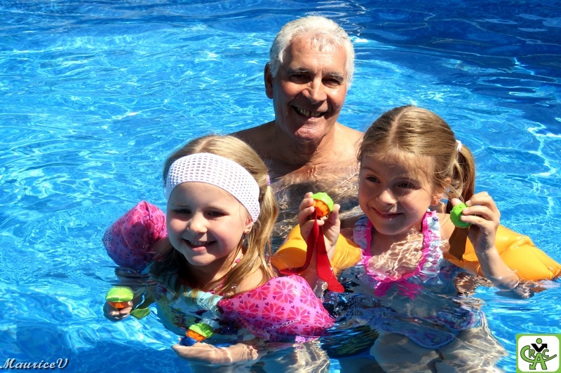 Gérald_206-AO-RS8.jpg - Hé pourquoi pas une baignade avec Papy, disent Annabelle & Olivia