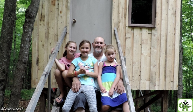Guy_006-RS8.jpg - Guy accompagné de Maélie, Ariane et Anaëlle devant son nouveau condo.