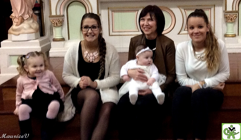 Nicole_1650-MV.jpg - Nicole entourée des 3 filles de Dominic (Alexann, Elena et Audrey-Eve) sans oublier Émilie à gauche (Mélissa)